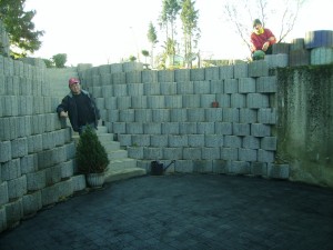 Erstellung einer Terrasse inklusive Herstellung einer Treppe und Einbau von Pflanzringen an einer Souterrain-Wohnung          